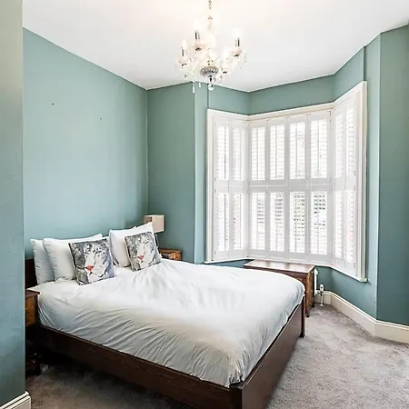 Modern And Spacious Colliers Wood Apartment London