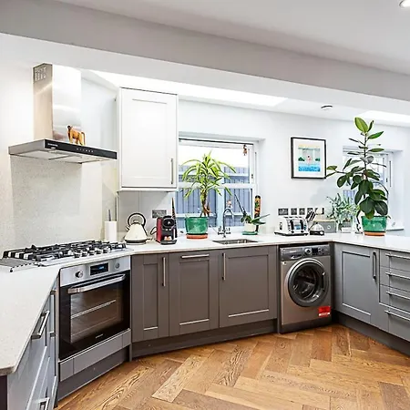 Modern And Spacious Colliers Wood * London