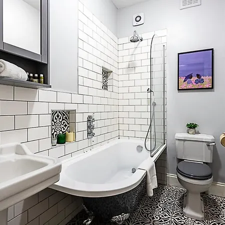 Modern And Spacious Colliers Wood Apartment