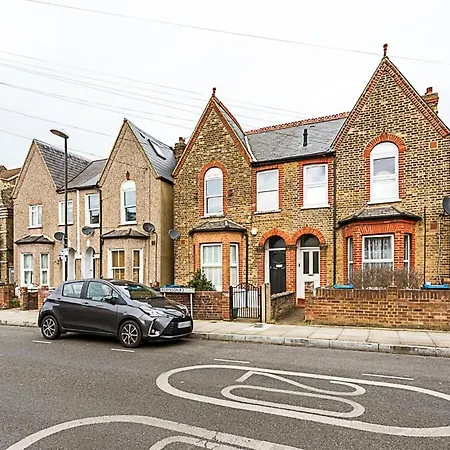 Apartment Modern And Spacious Colliers Wood