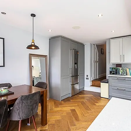 Modern And Spacious Colliers Wood * London