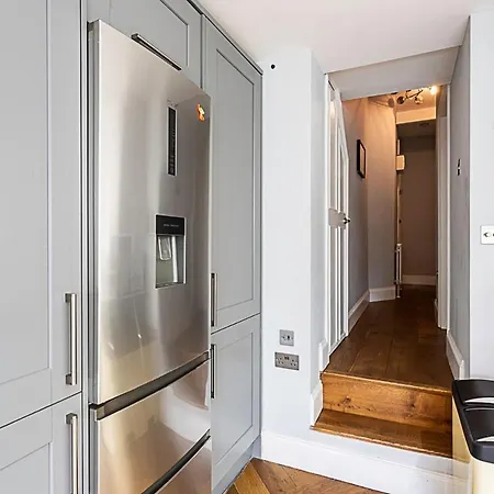 Modern And Spacious Colliers Wood