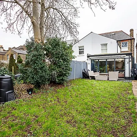 Apartment Modern And Spacious Colliers Wood London