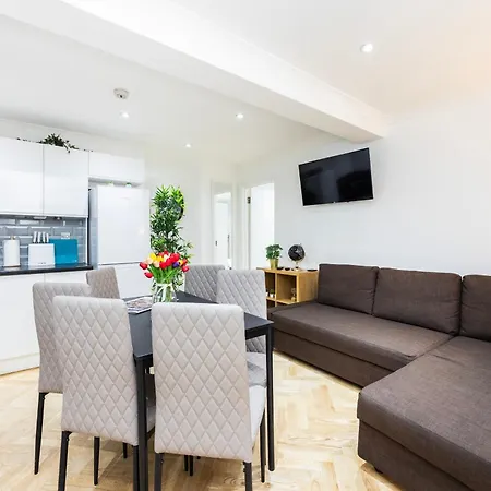 2 Bedroom Charming Family Apartment *