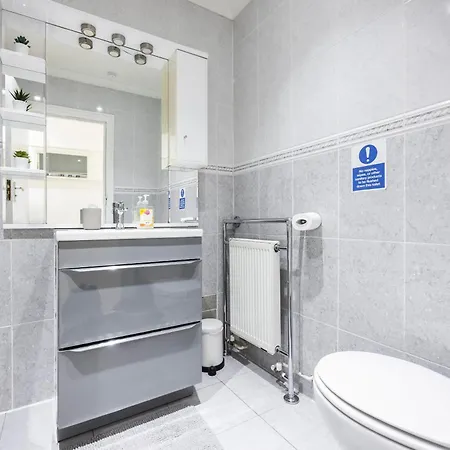 Apartment 2 Bedroom Charming Family London