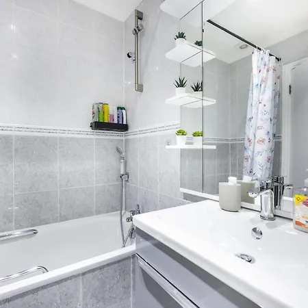 2 Bedroom Charming Family * London