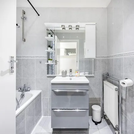 2 Bedroom Charming Family Apartment *