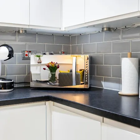 2 Bedroom Charming Family * London