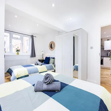 2 Bedroom Charming Family London