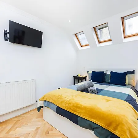 2 Bedroom Charming Family * London