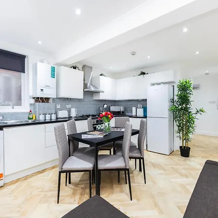 Apartment 2 Bedroom Charming Family