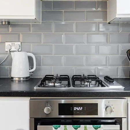 2 Bedroom Charming Family London