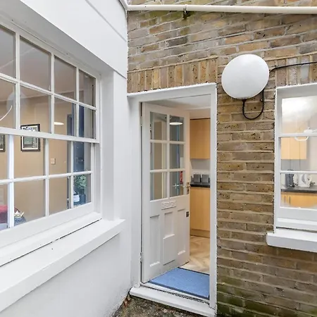 Bold & Vibrant 1-bedroom Escape In Prime Location! London