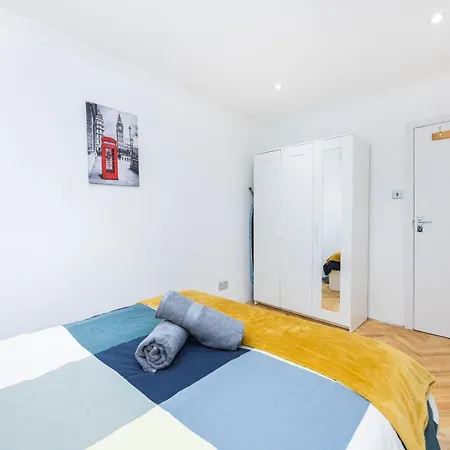 2 Bedroom Charming Family Apartment London