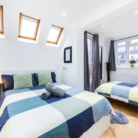 Apartment 2 Bedroom Charming Family London