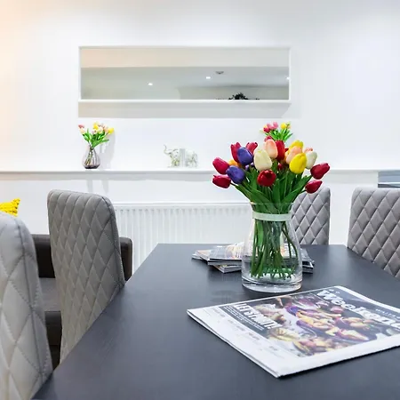 2 Bedroom Charming Family * London