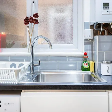 2 Bedroom Charming Family Apartment London