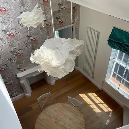 2 Bedroom Flat In Chelsea * London