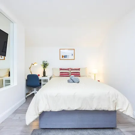 3 Bed 3 Bathroom Flat In Kensington B Apartment *