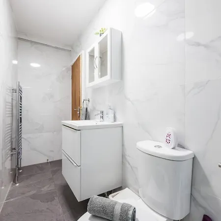3 Bed 3 Bathroom Flat In Kensington B London