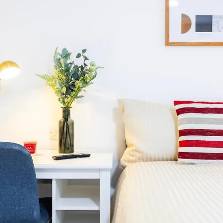 3 Bed 3 Bathroom Flat In Kensington B Apartment *