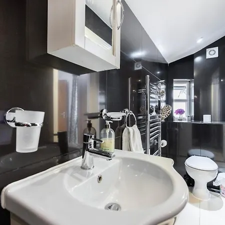 Three Bedroom 3 Bathroom In Kensington London