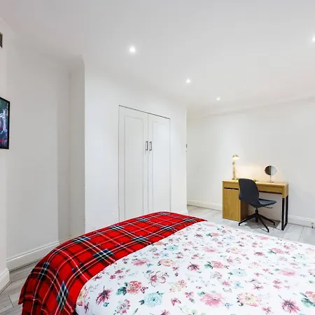 Three Bedroom 3 Bathroom In Kensington Apartment