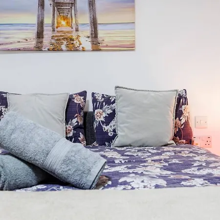 Three Bedroom 3 Bathroom In Kensington Apartment *