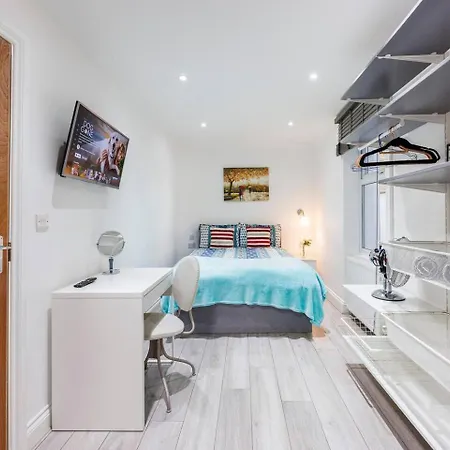 Three Bedroom 3 Bathroom In Kensington Apartment