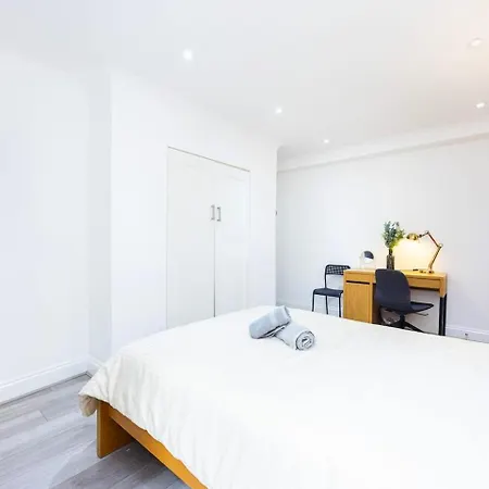 Three Bedroom 3 Bathroom In Kensington Apartment *
