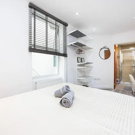Apartment Three Bedroom 3 Bathroom In Kensington *