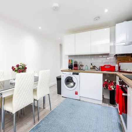 Three Bedroom 3 Bathroom In Kensington Apartment