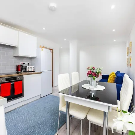 Three Bedroom 3 Bathroom In Kensington *