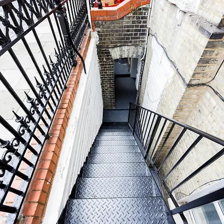 Apartment Three Bedroom 3 Bathroom In Kensington *