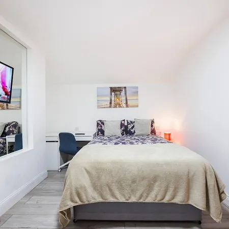 Three Bedroom 3 Bathroom In Kensington Apartment London