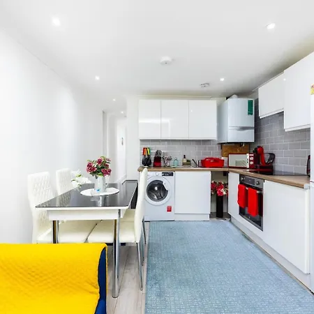 Three Bedroom 3 Bathroom In Kensington *