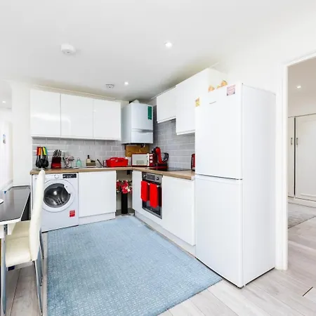 Three Bedroom 3 Bathroom In Kensington Apartment