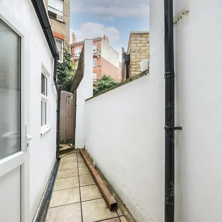 Apartment Three Bedroom 3 Bathroom In Kensington
