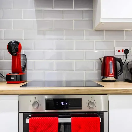 Three Bedroom 3 Bathroom In Kensington Apartment *