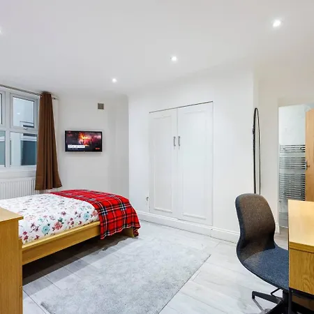 Three Bedroom 3 Bathroom In Kensington Apartment London
