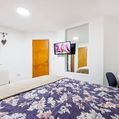 Three Bedroom 3 Bathroom In Kensington *