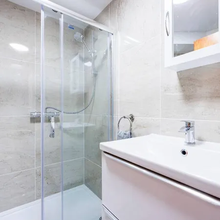 Apartment Three Bedroom 3 Bathroom In Kensington *