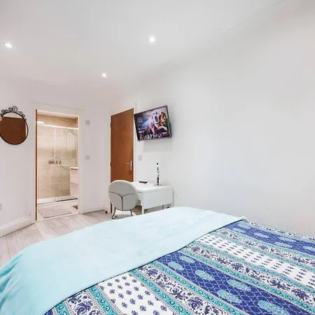 Three Bedroom 3 Bathroom In Kensington *