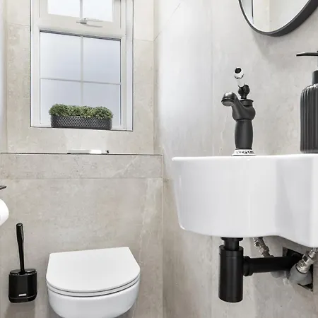 Luxury At Golders - Unico Residences Apartment