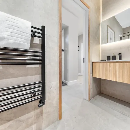 Luxury At Golders - Unico Residences Apartment