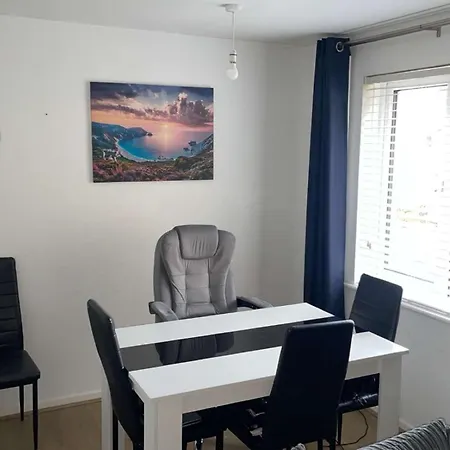 One Bedroom Flat Apartment *