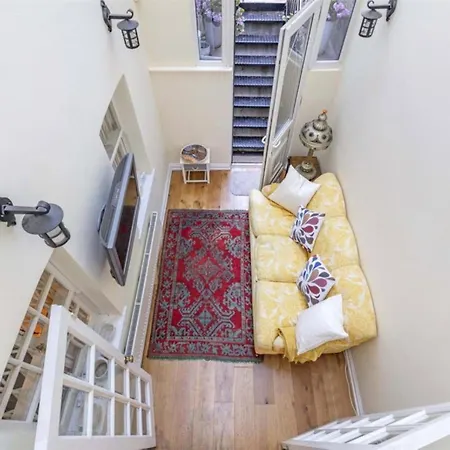 Apartment Collins London