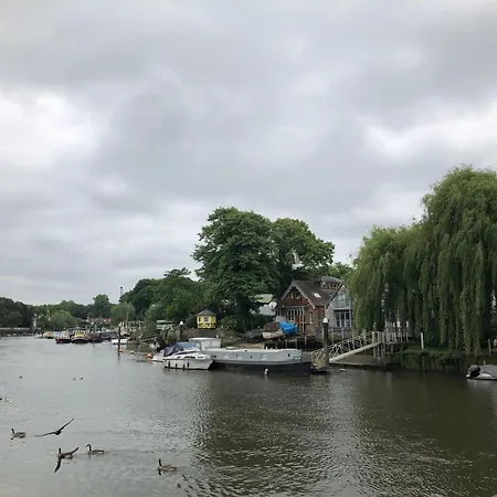 Elegance: Spacious 2br For Urban Comfort Apartment Twickenham