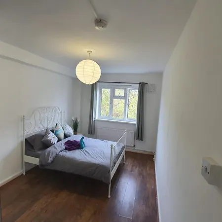 Hoxton E2 *