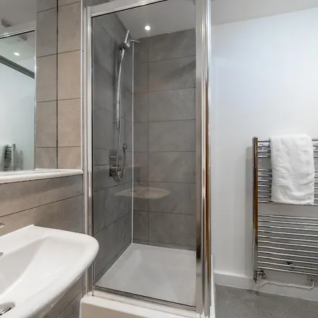 Stunning 3 Bedroom Flat, With Parking, Sleeps Six, Near Greenwich Park London